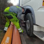 Odkręcanie koła przy wymianie tarcz hamulcowych