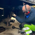 mechanik mobilny naprawiający łożysko