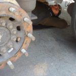 mechanik sprawdza stan pojazdu