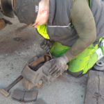 mechanik przy wymianie klocków hamulcowych